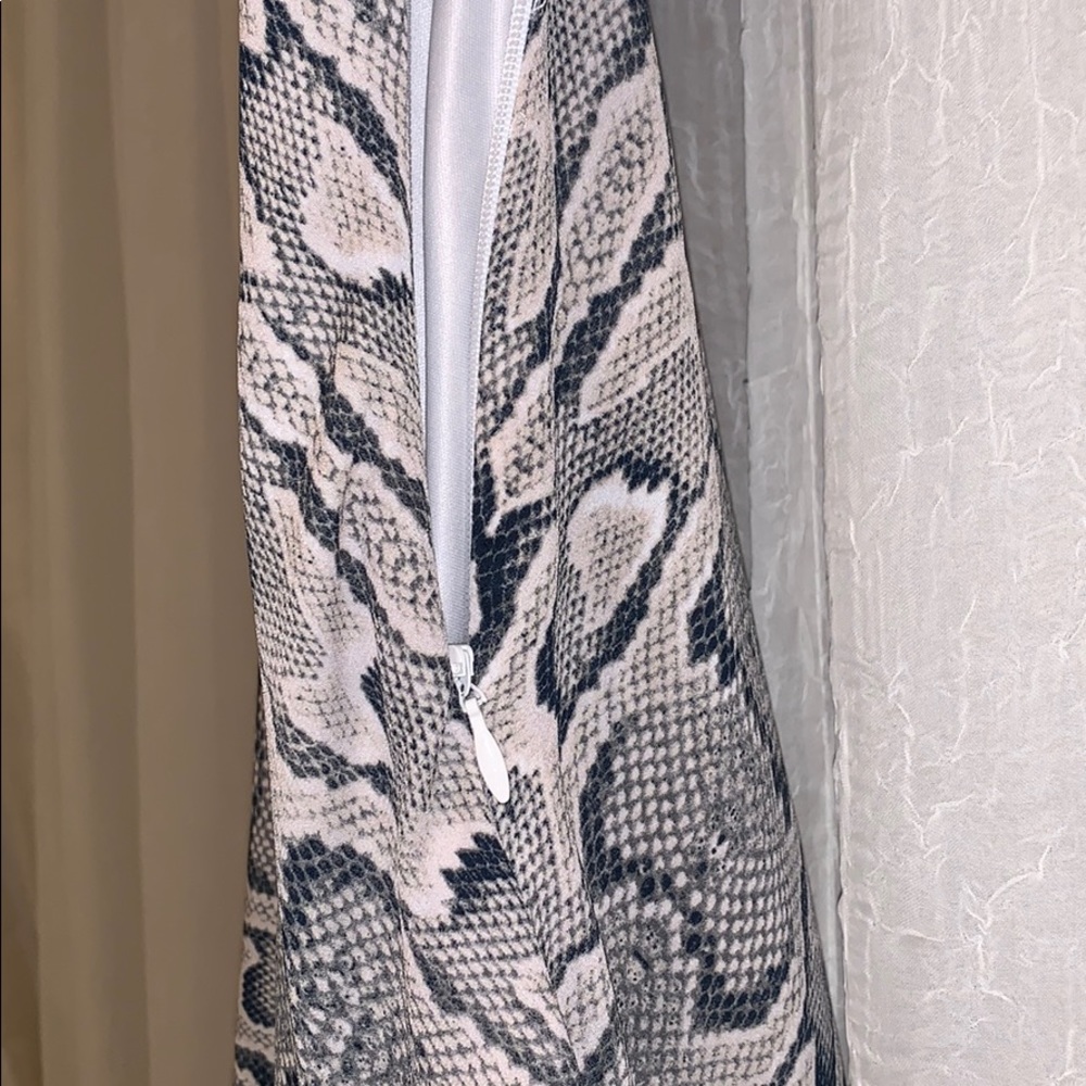 Express Printed Dress - Picture 4 of 6